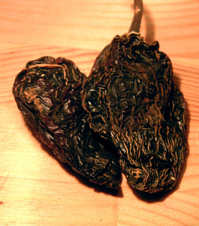 Chipotle - zdroj: http://upload.wikimedia.org/wikipedia/commons/d/d4/Capsicum_annuum_chipotle_dried.jpg
